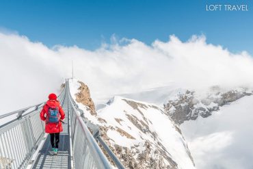 Anne Loft กำลังข้าม Peak Walk บนยอดเขากลาเซียร์ 3000 (Glacier 3000) ประเทศสวิตเซอร์แลนด์